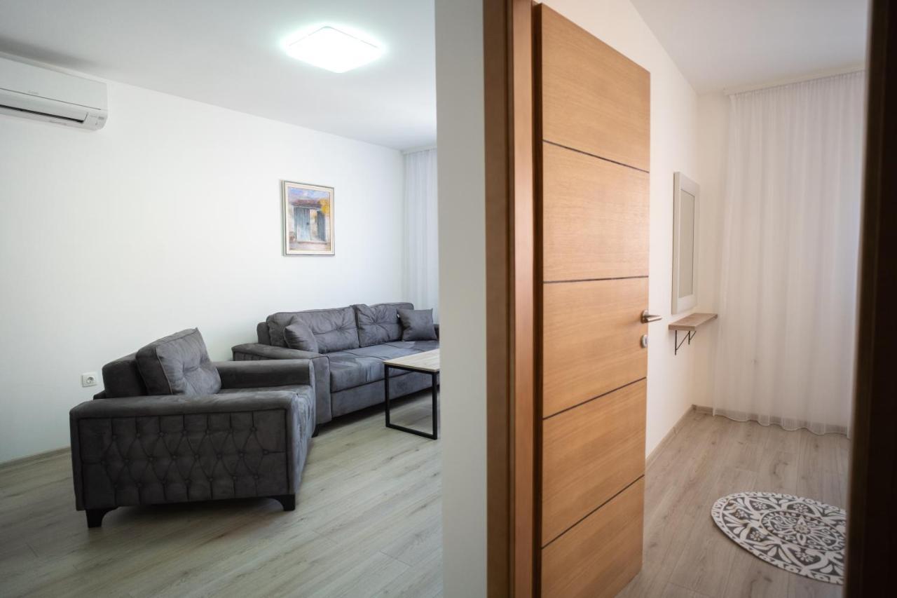 Apartments And Rooms Smile โมสตาร์ ภายนอก รูปภาพ